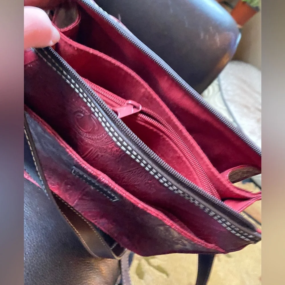 FOSSIL RELIC Burgundy Red Paisley Embossed Faux Leather Hobo Crossbody Bag Purse - Picture 5 of 9